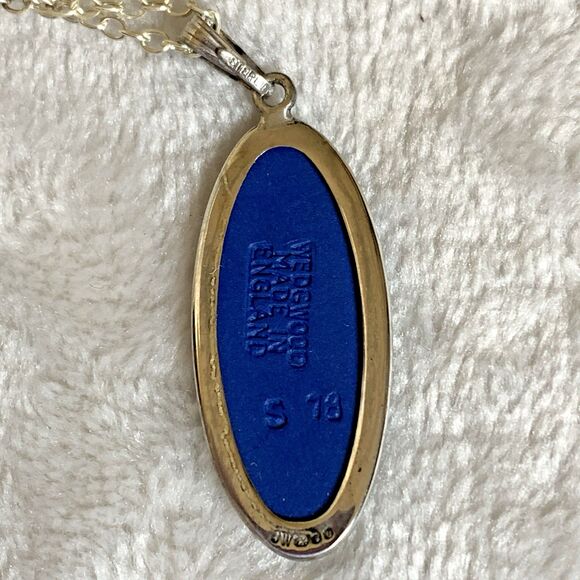 Vintage Wedgwood Blue Jasperware Cameo Sterling Silver Pendant Necklace Box - Picture 3 of 7